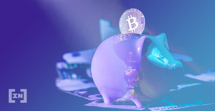 Sparschwein mit einer Bitcoin Münze im Schlitz